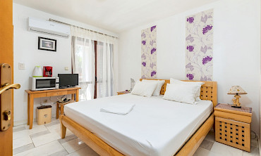 ROOM MANDA